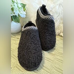 Earth Cozy Black Sherpa Slip-On Slippers